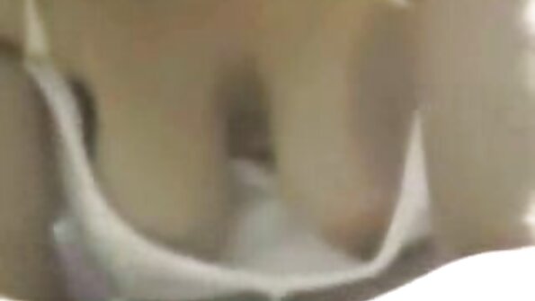 İspan fahişə Carolina Abril nerdy eynəkdə sikildi