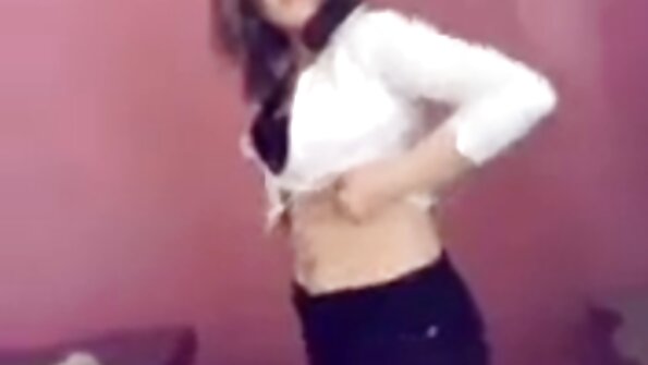 İki qız birlikdə çarpayıya seksual pişik sürtmələr edirlər