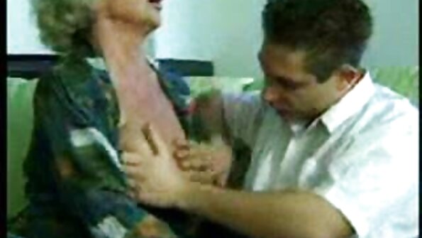 Pal yaraşıqlı qızı onunla kobud anal seksə məcbur edir