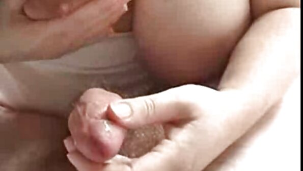 İki isti kollec körpəsi buxarlı lezbiyan seksi yaşayır