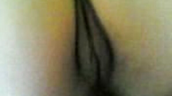 İki qız seksual pussieslərini üçlü bir sərt xoruza vurur