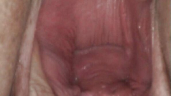 İki xanım seksual təbəssümlə üçlü qadını uddu